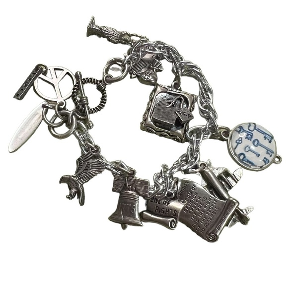 AMERICANA CHARM BRACELET -  12 Charms Depicting Revolutionary USA​​​​​​​…​​​​ - Picture 5 of 10